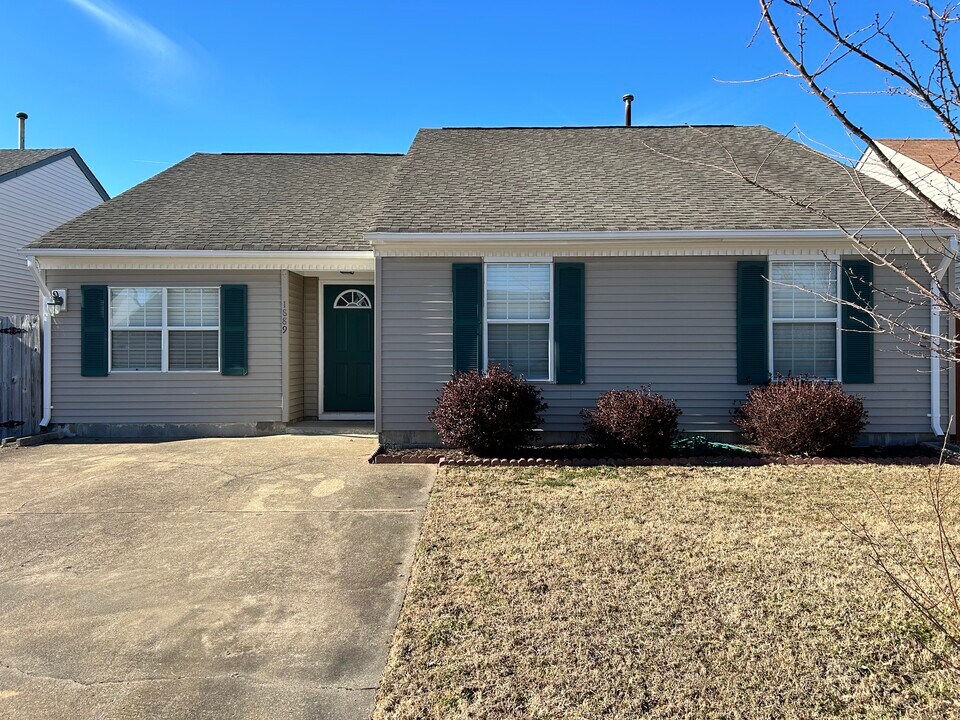1889 Eunice Ct in Virginia Beach, VA - Building Photo