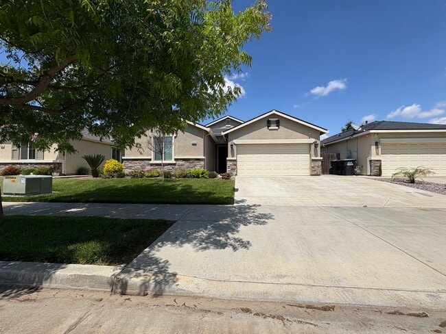 3842 E Evergreen Ave in Visalia, CA - Building Photo - Building Photo