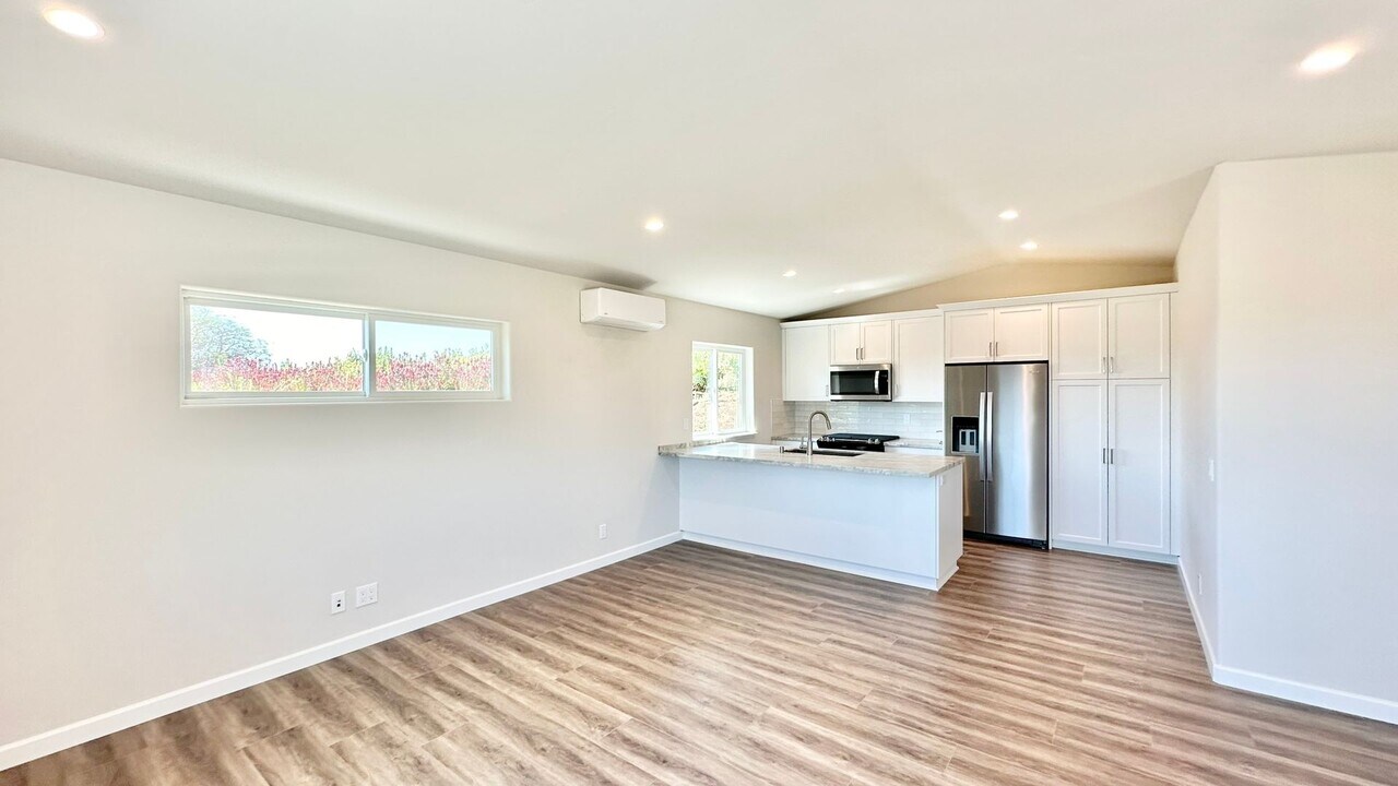 5249 Olive Hill Rd in Fallbrook, CA - Building Photo