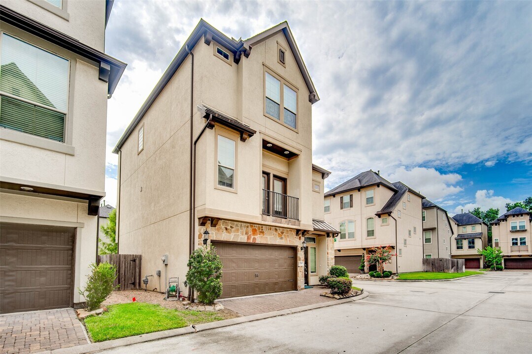 2710 Shadybrook Meadow Dr in Houston, TX - Building Photo