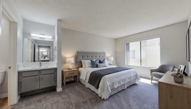 Vanowen Manor in Van Nuys, CA - Foto de edificio - Building Photo