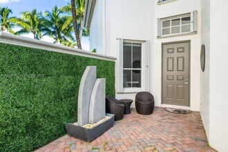 1549 Breakwater Terrace in Hollywood, FL - Building Photo - Building Photo
