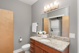 1040 N Cass St-Unit -601 in Milwaukee, WI - Foto de edificio - Building Photo