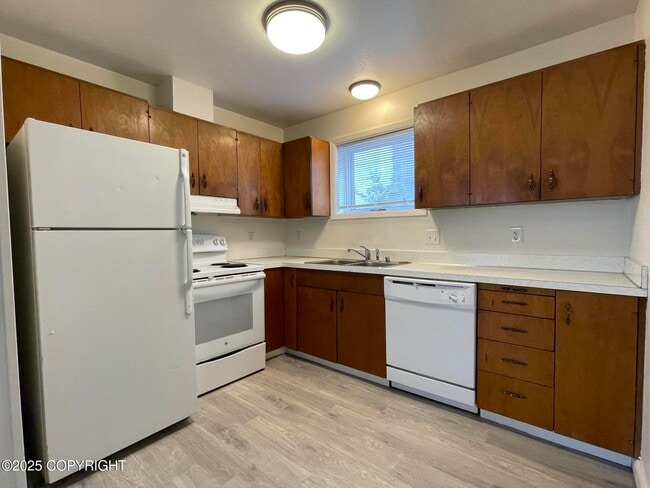2746 W 42nd Ave in Anchorage, AK - Building Photo - Building Photo