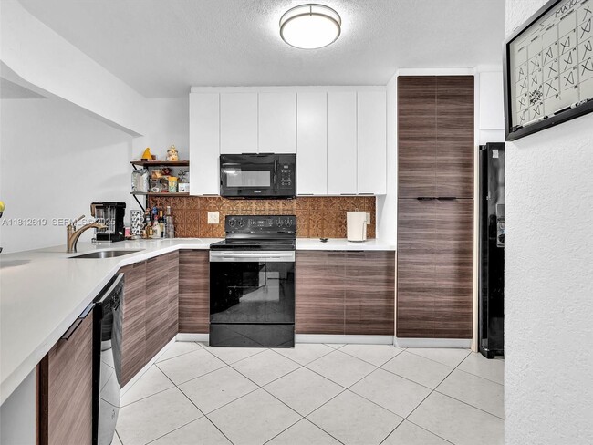 1770 NE 191st St in Miami, FL - Building Photo - Building Photo