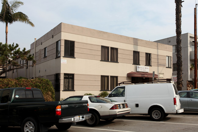 Douglas Apartments in Long Beach, CA - Foto de edificio - Building Photo