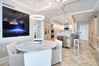 1977 Gulf Shore Blvd N in Naples, FL - Foto de edificio - Building Photo