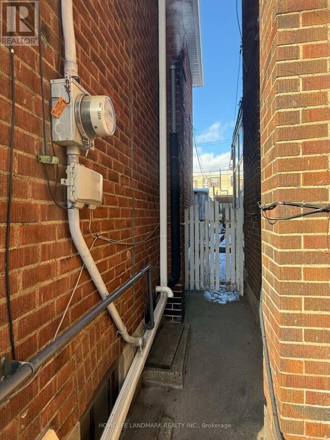 4 Sully Crescent in Toronto, ON - Building Photo - Building Photo