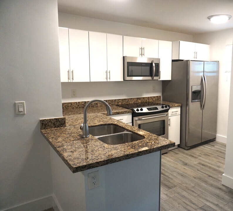 1529 Arthur St, Unit #2 in Hollywood, FL - Building Photo
