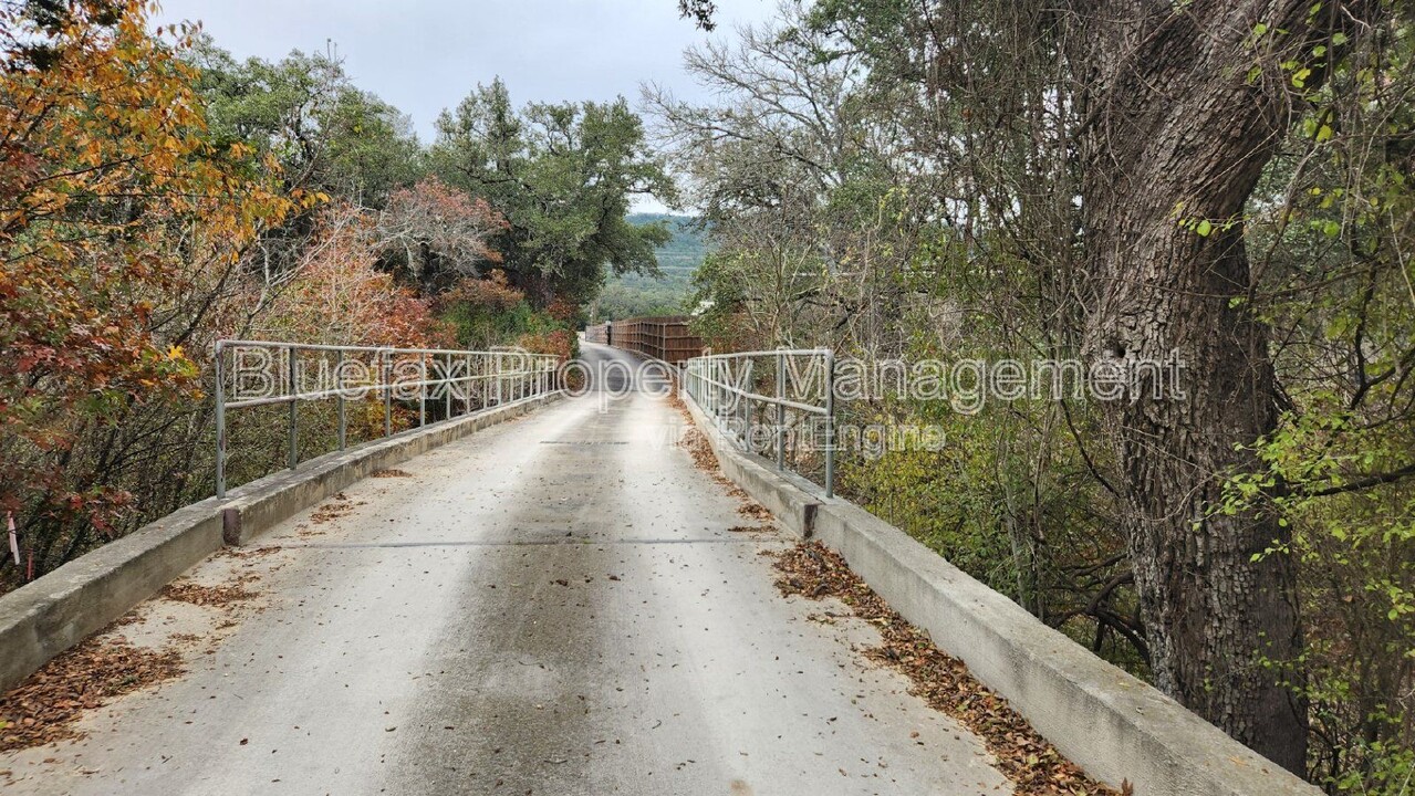 18589 Bandera Rd in Helotes, TX - Building Photo