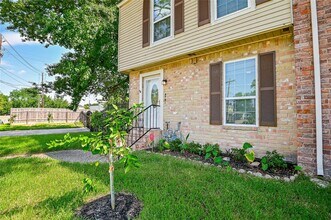 5791 Maple Hill Dr in Houston, TX - Building Photo - Building Photo