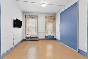 105 Thompson St in New York, NY - Building Photo