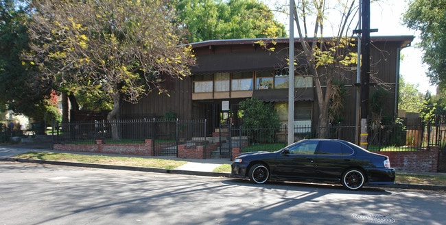 1286 N Summit Ave in Pasadena, CA - Foto de edificio - Building Photo