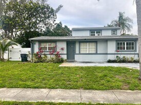 580 Tallulah Rd in Atlantis, FL - Building Photo