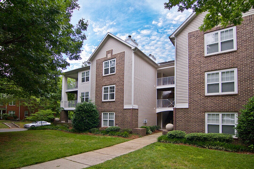 2701 Selwyn Ave in Charlotte, NC - Foto de edificio