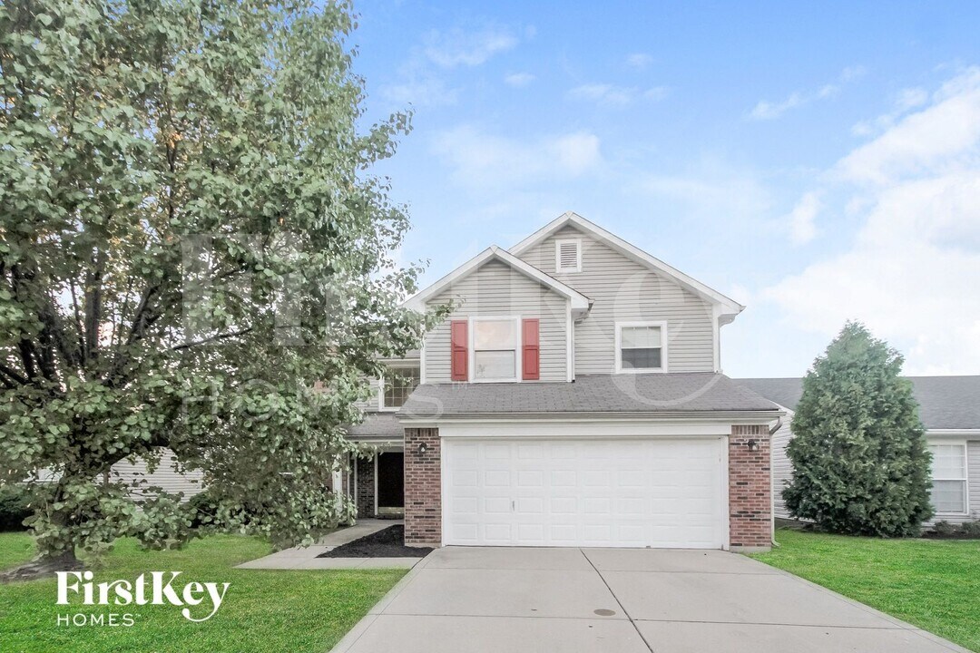 5910 Prairie Creek Dr in Indianapolis, IN - Foto de edificio