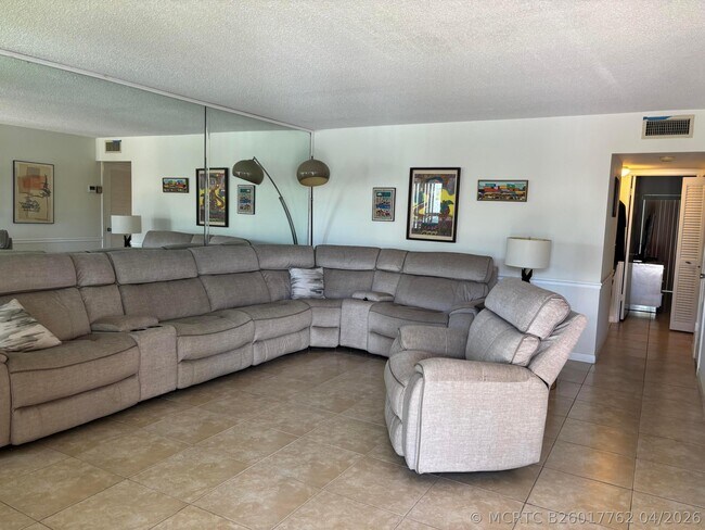 105 E Wellington Dr