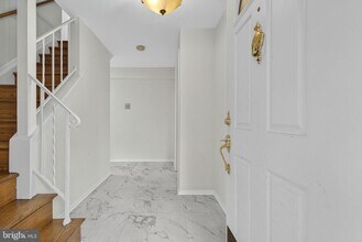 13719 McGill Dr in Chantilly, VA - Building Photo - Building Photo