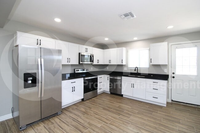 4001 E Apollo Rd in Phoenix, AZ - Building Photo - Building Photo