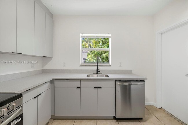 573 NE 82nd St in Miami, FL - Building Photo - Building Photo