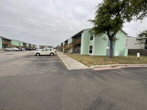 Laguna Apartments in Corpus Christi, TX - Building Photo - Building Photo