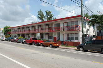 White House Apartments in Miami Beach, FL - Building Photo - Building Photo