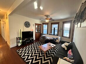 6 Oswald St, Unit 3 in Boston, MA - Foto de edificio - Building Photo