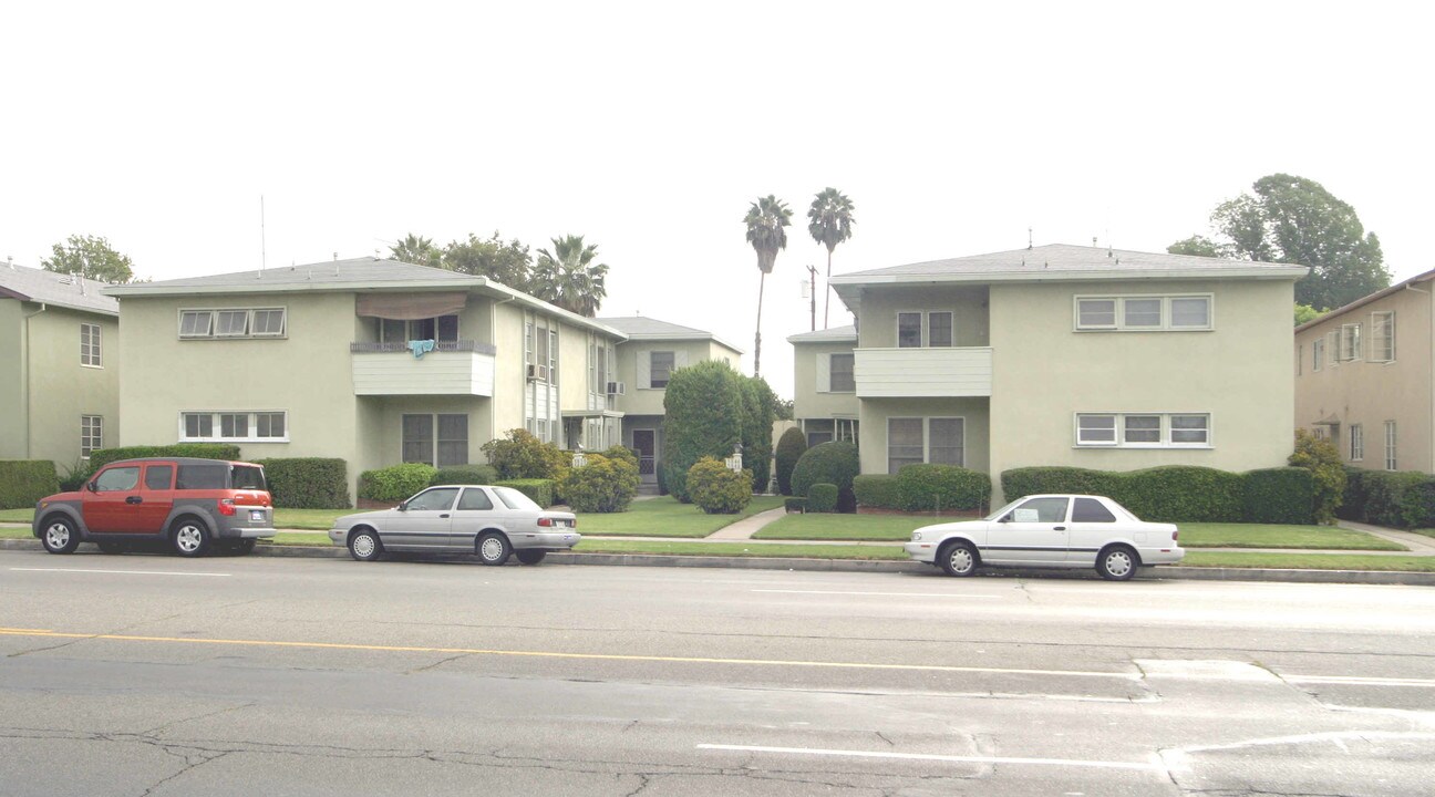 5846-5852 1/2 Woodman Ave in Van Nuys, CA - Building Photo