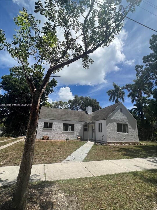 245 SW 24th Rd in Miami, FL - Building Photo