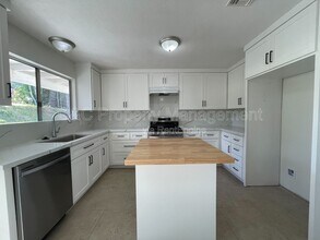 851 Fulton Rd in San Marcos, CA - Building Photo - Building Photo