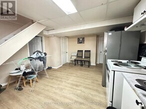 11 Ellington Dr in Toronto, ON - Building Photo - Building Photo