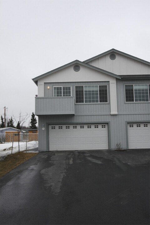 5633 Sapphire Loop in Anchorage, AK - Building Photo