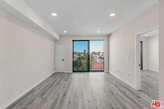 1111 N Kenmore Ave in Los Angeles, CA - Building Photo - Building Photo