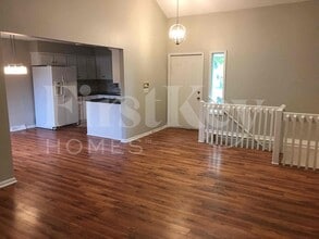 804 NE Karapat Dr in Kansas City, MO - Foto de edificio - Building Photo