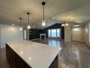 996 NW Oak Ave in Redmond, OR - Building Photo - Building Photo
