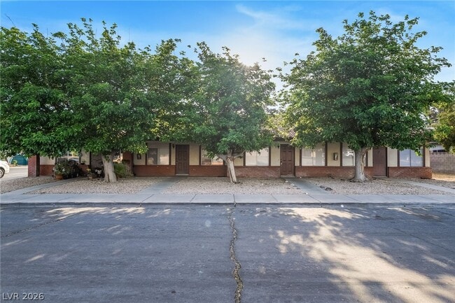 property at 1611 E Harmon Ave