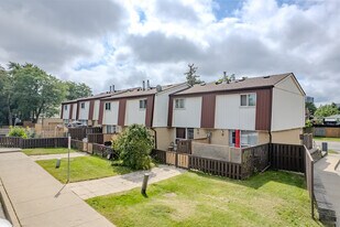 3225 Cliff Rd N in Mississauga, ON - Building Photo
