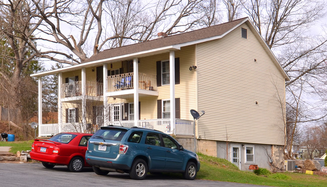 64 Central Ave in Saratoga Springs, NY - Foto de edificio - Building Photo