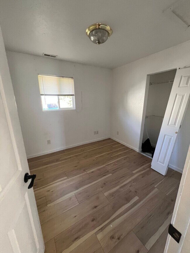 1005 E Main St in Knoxville, IA - Building Photo - Building Photo