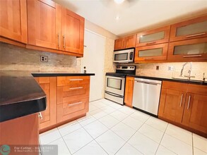 3670 Inverrary Dr in Lauderhill, FL - Building Photo - Building Photo