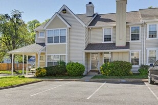 372 Rivers Ridge Cir in Newport News, VA - Building Photo