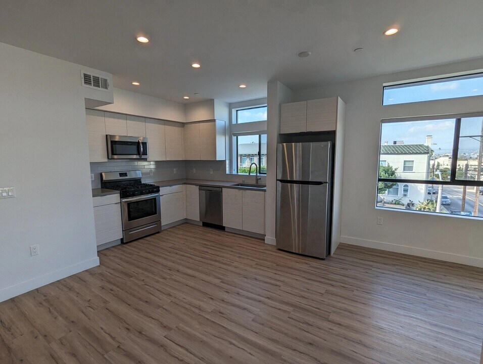 338 Mariposa Ave, Unit 301 in Los Angeles, CA - Building Photo
