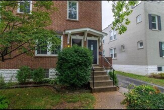 1430 Woodland Dr, Unit 2 in St. Louis, MO - Foto de edificio - Building Photo