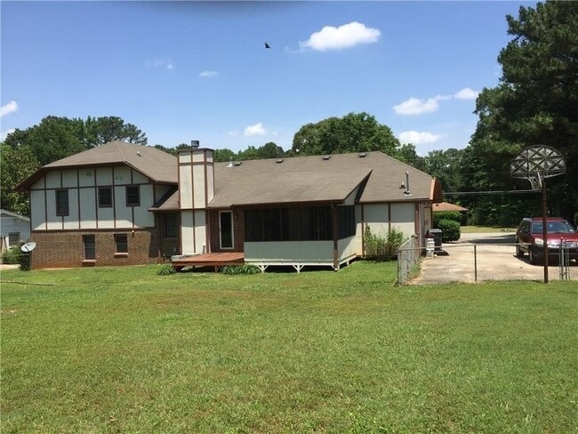 227 Sandra Dr NW in Lilburn, GA - Foto de edificio - Building Photo