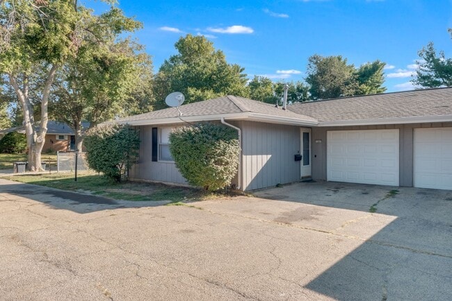 1201 E Willard St in Urbana, IL - Building Photo - Building Photo
