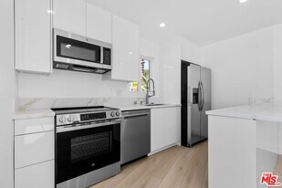 10939 Christine Way in Los Angeles, CA - Building Photo