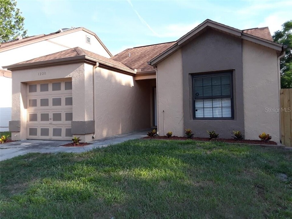 1220 Pin Oak Dr in Apopka, FL - Building Photo