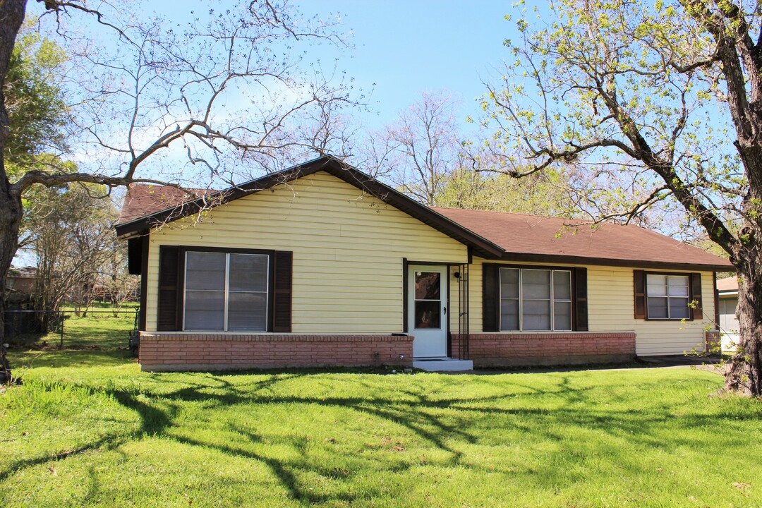 204 Cornish Dr in Brenham, TX - Building Photo