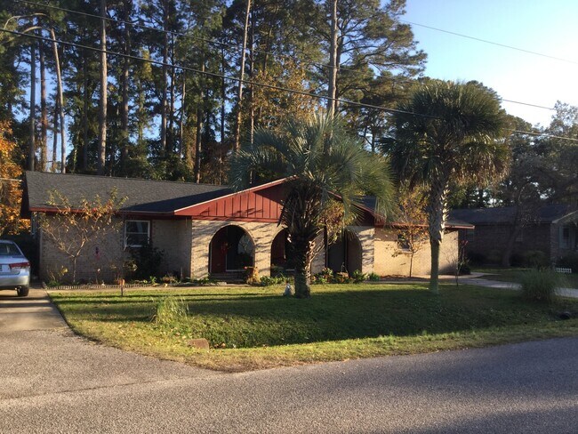 1011 S Poplar Dr in Surfside Beach, SC - Building Photo - Building Photo