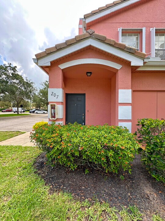 100 SW Peacock Blvd in Fort Pierce, FL - Building Photo